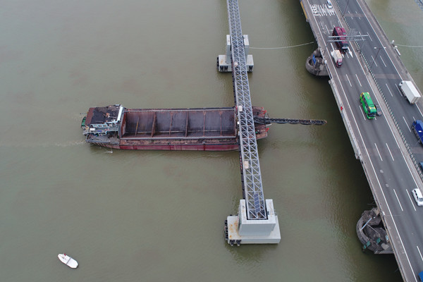 广深高速川槎大桥又遭过往船舶撞击